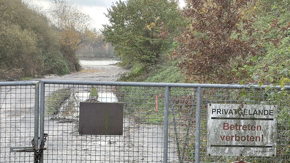 Noch ist das Betreten des Privatgeländes verboten. In Zukunft könnten hier Badegäste willkommen sein. Foto: Marion Janßen