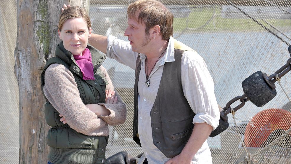 Die Schauspieler Nele Mueller-Stöfen und Bjarne Mädel posierten unter anderem auch schon in Greetsiel bei Dreharbeiten der ZDF-Kommödie "Fischer sucht Frau". Archivfoto: dpa/Carmen Jaspersen