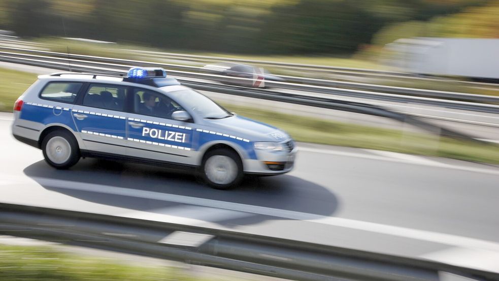 Die Polizei schnappte am Dienstagabend einen 16-jährigen Autofahrer, der mit 170 km/h über die Autobahn gerast ist. Foto: imago/Jochen Tack
