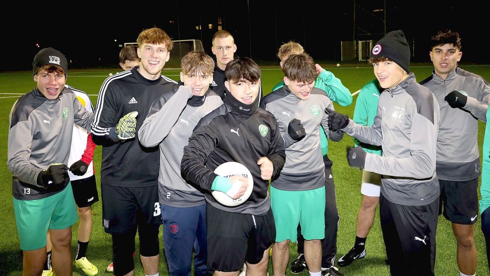Kämpfen auf dem Fußballplatz, das kennen die jungen Osnabrücker vom VfR Voxtrup. Doch ein Dienst an der Waffe? Wir haben die Spieler der A-Jugend beim Training gefragt, wie sie zur Wehrpflicht stehen. Foto: Thomas Wübker