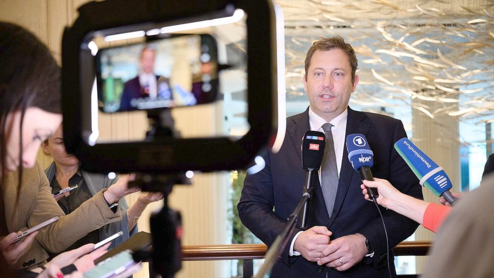 Klingbeil war für politische Gespräche in Singapur und fliegt von dort zum G20-Gipfel. Foto: Bernd von Jutrczenka/dpa