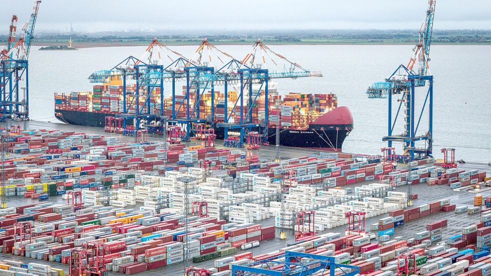 Die von Zollschranken und Handelsbarrieren gebremsten Exporte könnten sich zum Jahresende zumindest stabilisieren. (Archivbild) Foto: Sina Schuldt