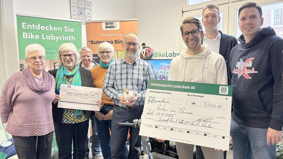 Waren schnell von dem Projekt überzeugt: Edith Gleibs, Christiane Lillie, Gertraude Vogel und Beate Prien (von links) von der Alzheimergesellschaft Aurich mit Vereinsgründer Frank Willms (Mitte) sowie Kai Biermann, Simon Bents und Daniel Krüger vom RoundTable51. Foto: Mieke Matthes