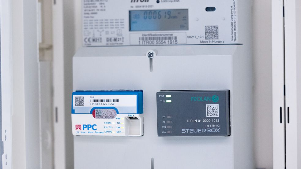 Ein smarter Stromzähler (Smartmeter) in einem Schaltschrank: Der Zähler soll die Abrechnung von Strombezug und Stromeinspeisung vereinfachen – dazu muss er aber funktionieren. Foto: Rolf Vennenbernd/dpa