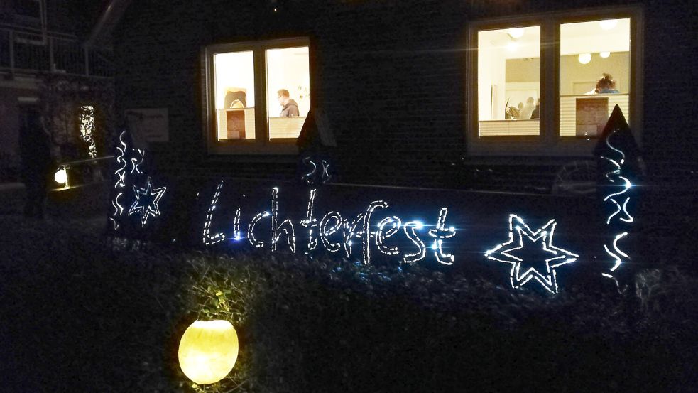 Am Freitag erstrahlt das Atelierhaus der Leeraner Lebenshilfe wieder in vorweihnachtlichem Glanz. Foto: Lübbert Haneborger/Lebenshilfe