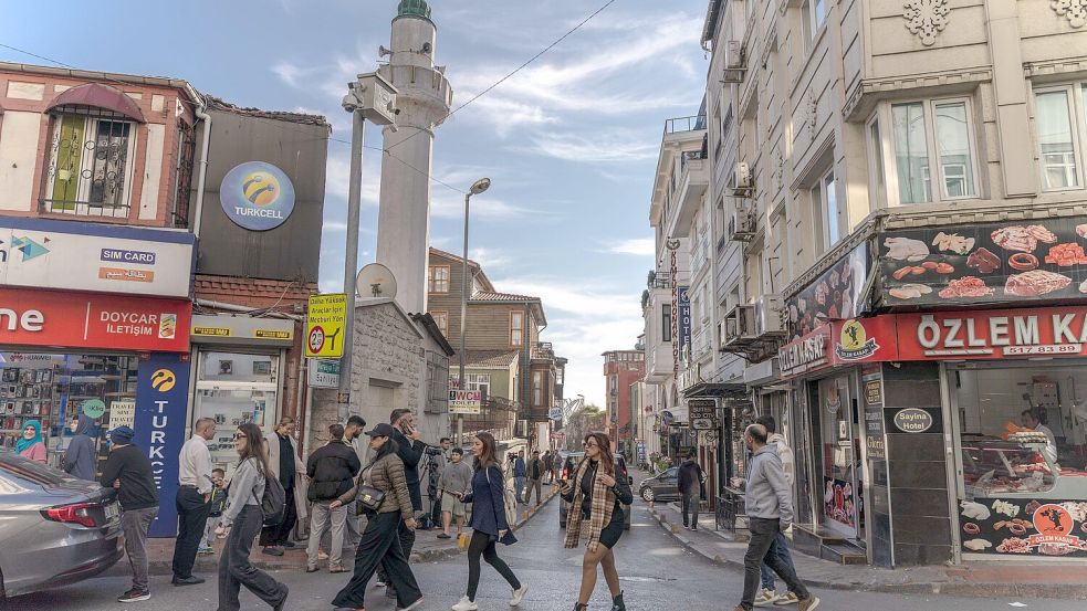 Die Fußgängerzone in Istanbul: Ermittler vermuteten, dass eine chemische Vergiftung die Hamburger Familie getötet hat. Foto: dpa/Ahmed Deeb