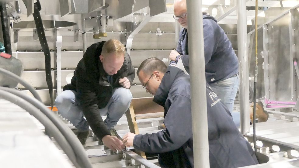 Traditionelles Einschlagen der Schiffsnummer: (von links) Martijn Bijlsma (Projektleiter Next Generation Shipyards), Inselexpress-Kapitän Jan-Lukas Schwarz und Hendrik Jan Postel (Klassifikationsgesellschaft Bureau Veritas). Foto: AG Reederei Norden-Frisia