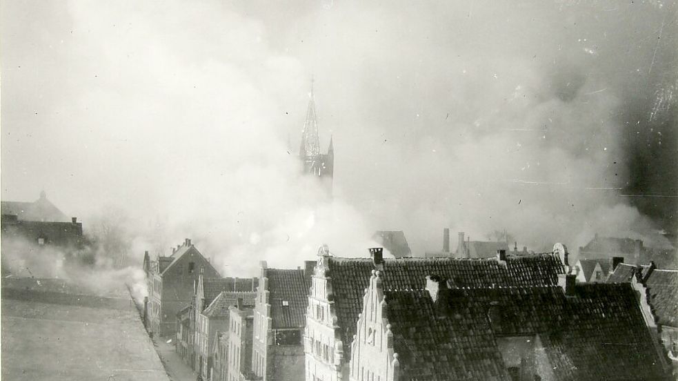 1943 wurde die Große Kirche bei einem Luftangriff zerstört. Foto: Johannes-a-Lasco-Bibliothek