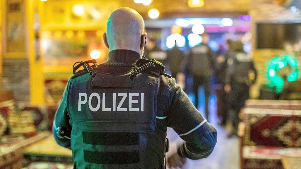 Die Polizei hat zusammen mit dem Ordnungsamt, Zoll, Gewerbeamt, Finanzamt und der Glücksspielaufsicht 16 Betriebe in Walle, Gröpelingen und Oslebshausen kontrolliert. Foto: www.imago-images.de/Christoph Reichwein