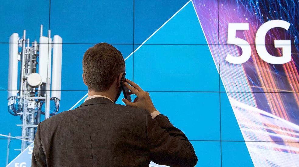 Ein geradezu historisches Bild aus dem Jahr 2019 - ein Mann bei der Frequenzauktion der Bundesnetzagentur. Foto: Boris Roessler