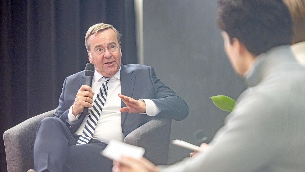 Verteidigungsminister Boris Pistorius diskutierte in seine Heimatstadt Osnabrück mit Schülern des Graf-Stauffenberg-Gymnasiums über die Wehrflicht. Foto: André Havergo