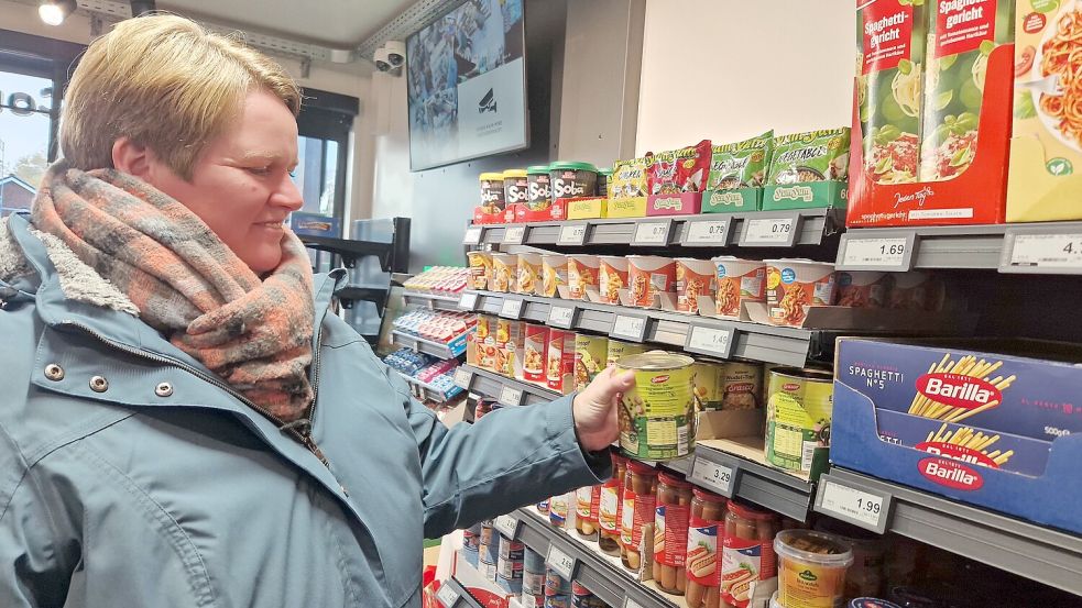 Christina Kruse aus Wymeer hat sich lange gewünscht, dass es wieder eine Einkaufsmöglichkeit in ihrem Dorf gibt. Für sie hat sich mit der Eröffnung der C-Box sogar noch ein Job ergeben. Foto: Tatjana Gettkowski