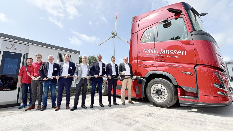 Im Juni wurde bei der Spedition Nanno Janssen in Leer ein Ladepark eröffnet. Bei der Einweihung waren auch Vertreter aus der Politik vor Ort. Foto: Klaus Ortgies/Archiv