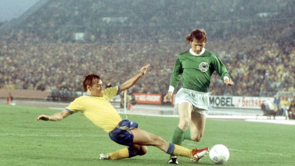 Dieter Herzog (r) ist im Alter von 79 Jahren gestorben. (Archivbild) Foto: Karl Schnörrer/dpa