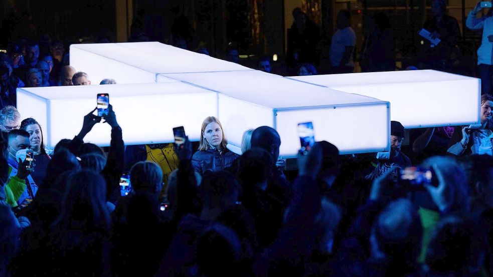 Bei „Die Passion“ wurde stets ein großes Kreuz durch Innenstädte getragen - 2026 wird es nicht der Fall sein. (Archivbild) Foto: Rolf Vennenbernd