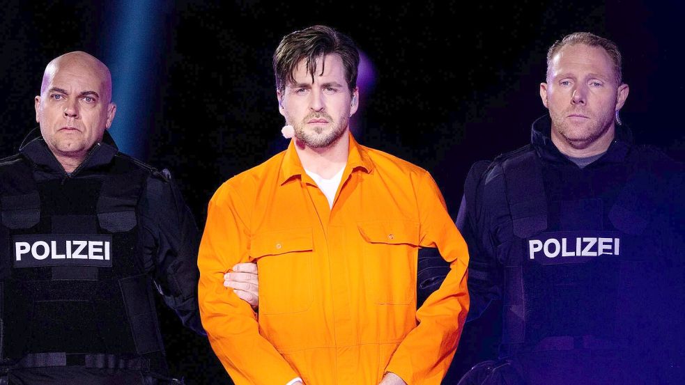 Die Inszenierung war immer betont modern: Hier wird Jesus (Alexander Klaws) von deutschen Polizisten vorgeführt. (Archivbild) Foto: Rolf Vennenbernd