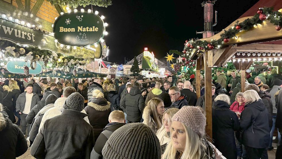 Auf dem Weihnachtsmarkt in Aurich ist immer etwas los. Archivfoto