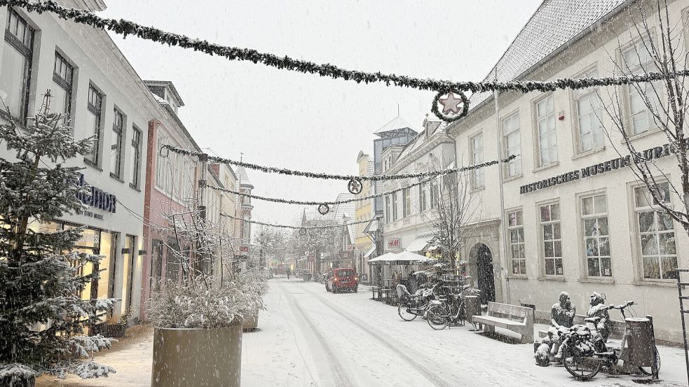 Vor allem in und um Aurich ist am Freitagmorgen Schnee gefallen. Foto: Pia Pentzlin