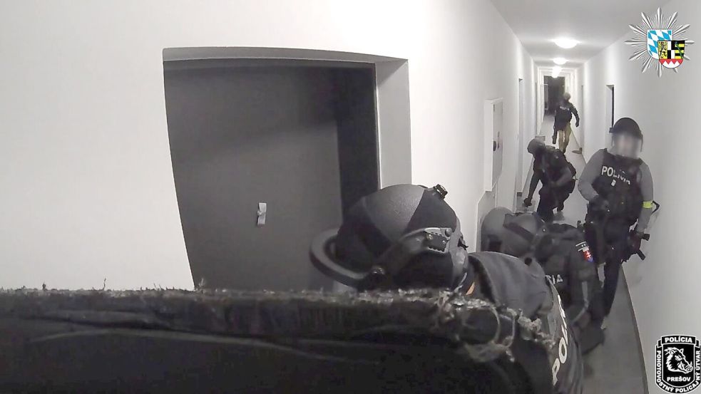 Die slowakische Polizei stürmt ein Appartement - hinter dieser Tür vermuteten sie den Ursprung vieler Schockanrufe. (Handout) Foto: -/Polizei Oberfranken/dpa