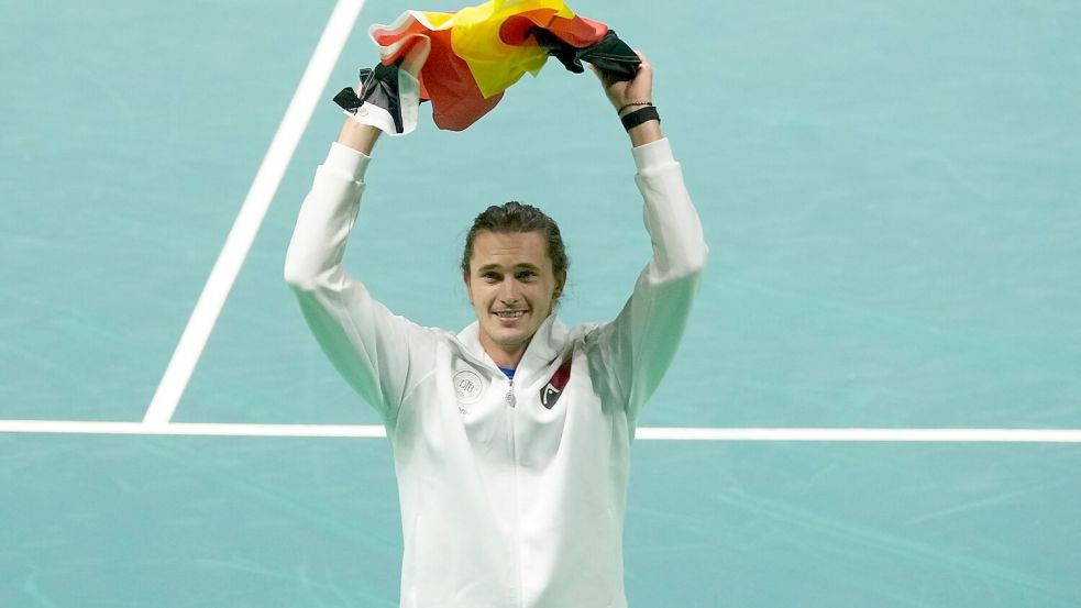 Zverev jubelte mit Deutschland-Fahne über den Viertelfinalsieg gegen Argentinien. Foto: Luca Bruno/AP/dpa