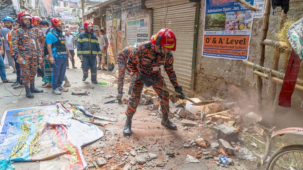 Ein Rettungsdienst-Mitarbeiter räumt nach einem Erdbeben die Trümmer von eingestürzten Gebäudeteilen weg. Foto: Abdul Goni/AP/dpa