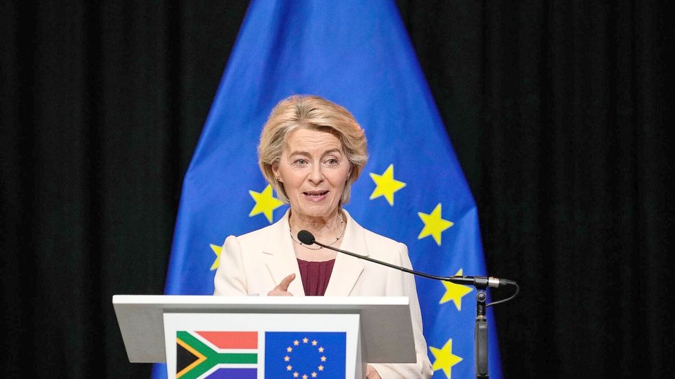 Will jetzt unter anderem mit dem ukrainischen Präsidenten Wolodymyr Selenskyj sprechen: EU-Kommissionspräsidentin Ursula von der Leyen. (Archivbild) Foto: Themba Hadebe/AP/dpa