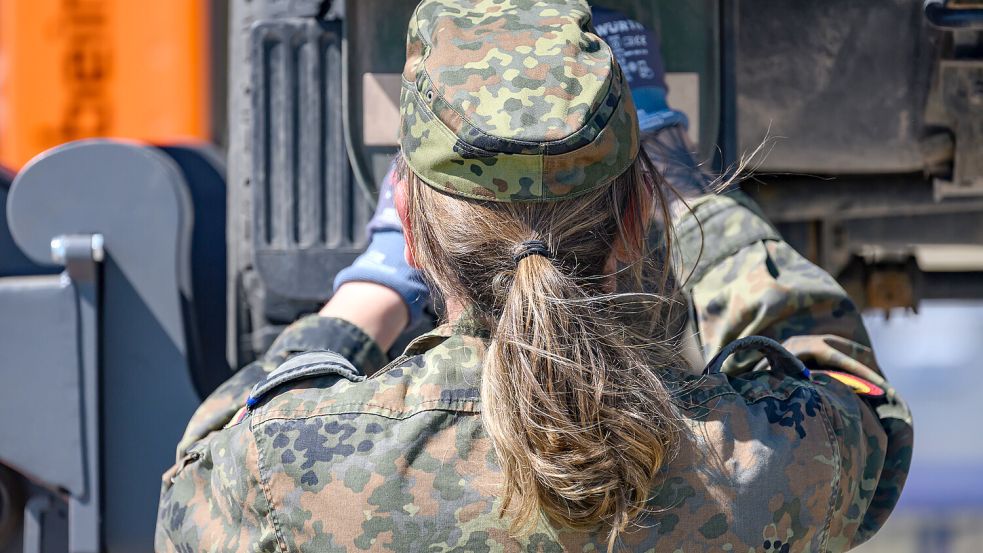 In der Truppe dienen dürfen Frauen - dazu verpflichtet werden allerdings nicht. Foto: dpa/Robert Michael