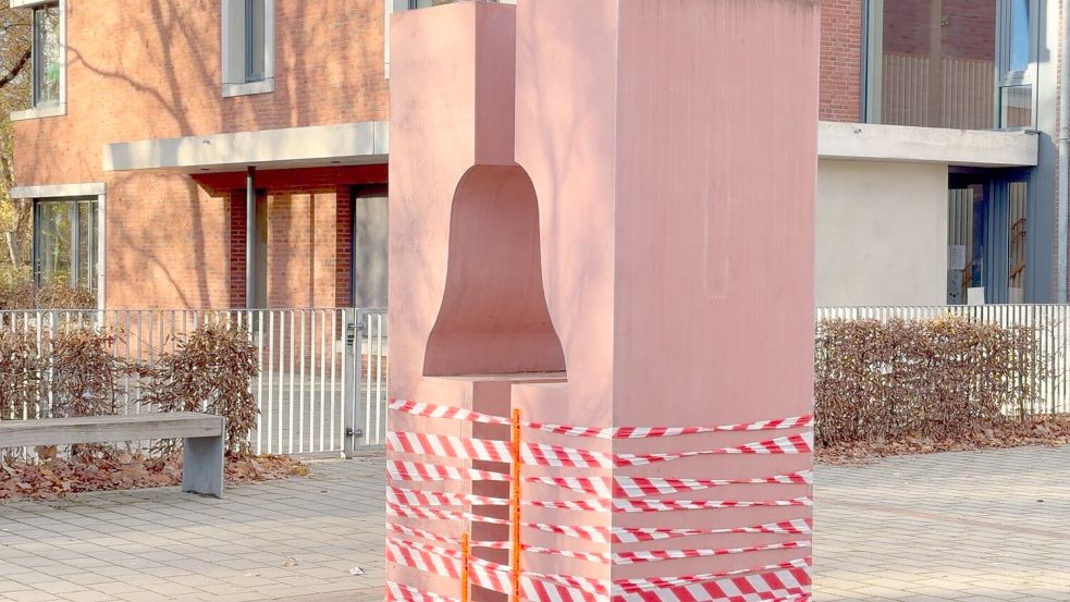Unbekannte Täter hatten Anfang der Woche eine 300 Kilo schwere Bronzeglocke aus dem Glockenmemorial vom Kirchengelände an der August-Bebel-Allee gestohlen. Sie erinnerte an den 2019 abgetragenen Kirchturm. Jetzt tauchte sie wieder auf. Foto: Jörn Hüneke / dpa