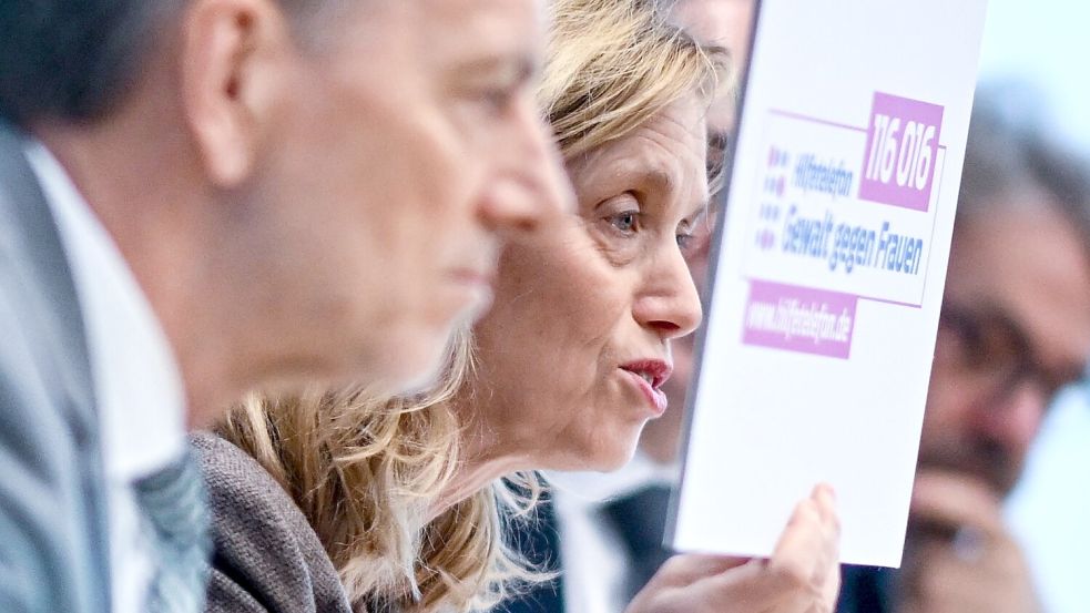 Familienministerin Karin Prien wirbt für das Hilfetelefon. Frauen können sich dort anonym melden, wenn sie beispielsweise von ihrem Partner bedroht oder geschlagen werden. Foto: Britta Pedersen/dpa
