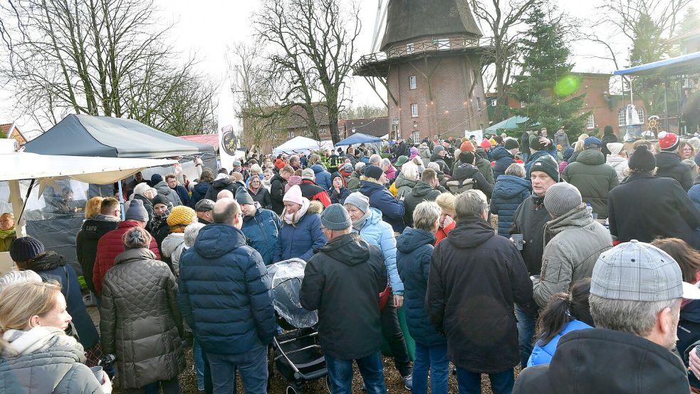 Der Weihnachtsmarkt in Hinte wird von vielen Ehrenamtlichen organisiert. Im vergangenen Jahr kamen Hunderte Besucher. Foto: Heinz Wagenaar/Archiv