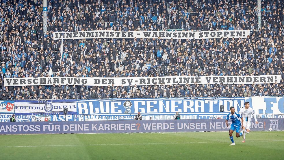 Fanproteste beim Zweitliga-Spiel 1. FC Magdeburg - SC Paderborn. (Archivfoto) Foto: Andreas Gora