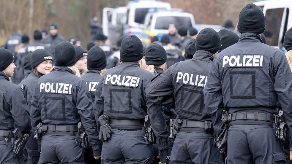 Bis zu 200 Polizisten durchkämmtem das Gebiet um den Leichen-Fundort. Foto: Sven Hoppe