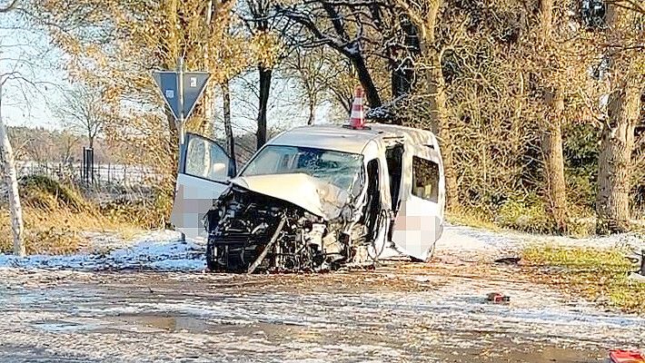 In Firrel hat es am Freitag einen schweren Unfall gegeben. Zwei Wagen sind zusammengestoßen. Foto: Stephanie Fäustel