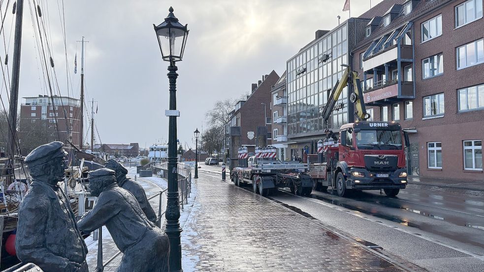 Die Zuwege zum Weihnachtsmarkt in Emden werden seit Freitagvormittag abgesperrt. Es kommen Rampen und sogenannte Oktabloks, also Poller. Fotos: Mona Hanssen