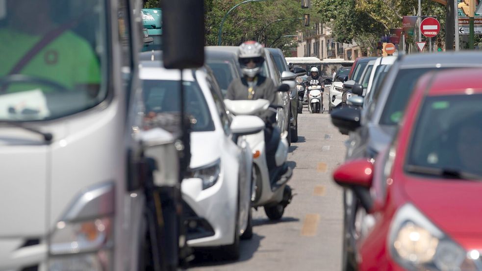 Im Zentrum Palmas gibt es seit Jahresbeginn eine Umweltzone, in die Urlauberautos mit ausländischem Kennzeichen - auch wenn sie schadstoffarm oder sogar elektrisch sind - nicht einfahren dürfen. (Archivbild) Foto: Clara Margais