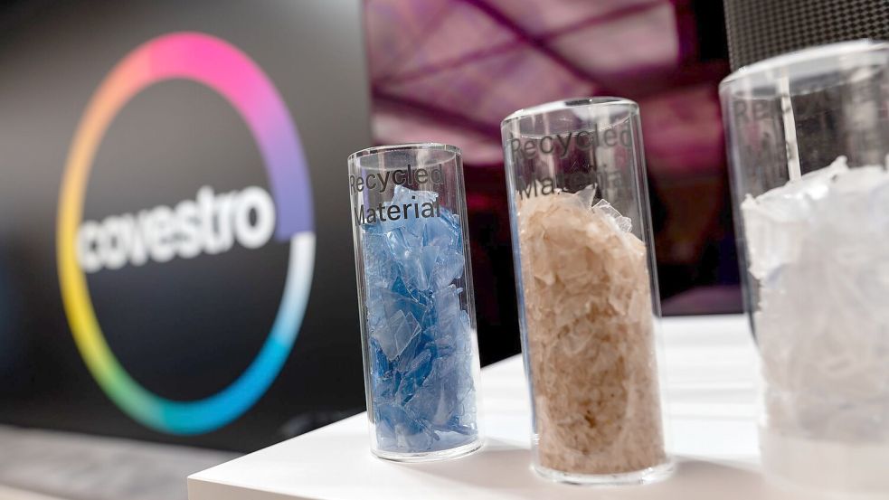 Eine deutsche Firma wird arabisch: Das Logo des Spezialchemie-Konzerns in einem Firmen-Showroom, davor Gläser mit Covestro-Materialien. Foto: Fabian Strauch