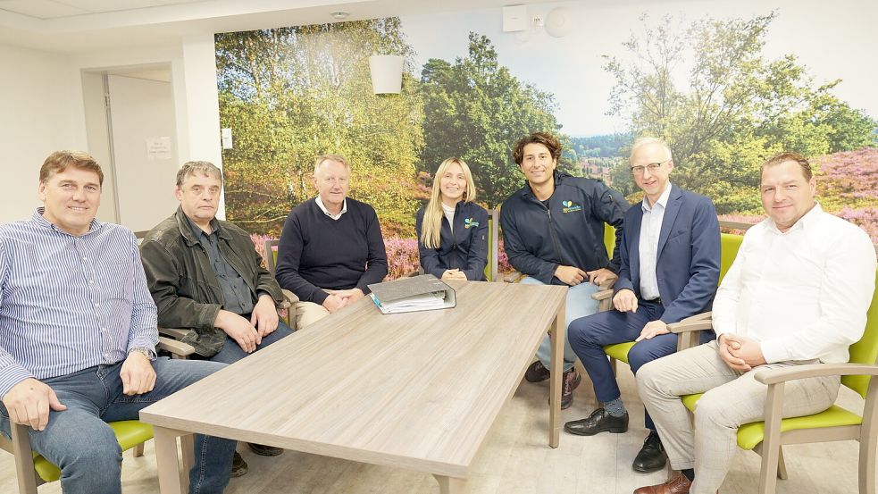 Von den Eheleuten Marie-Charlott und Carlos-Ignacio Espinola (4. und 5. von links) ließen sich Geestes Bürgermeister Helmut Höke und vier Vertreter der Eigentümergemeinschaft das neue Konzept vorstellen. Zu sehen sind (von links) Reinhard Groß-Thedieck, Hermann Bentlage, Andreas Afting und Sascha Kisters (ganz rechts). Das Foto entstand im großen Küchen- und Speiseraum der Einrichtung. Foto: Daniel Gonzalez-Tepper