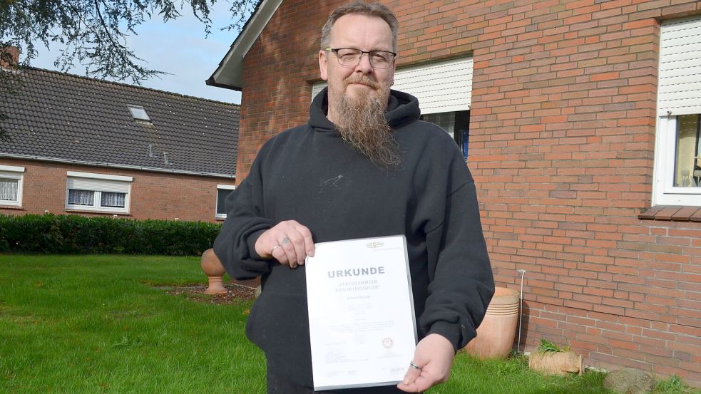 Seit seiner am 17. Oktober 2025 erfolgreich bestandenen Prüfung beim Deutschen Sachkunde Zentrum in Fulda ist Hilbert "Billy" Robak aus Ostrhauderfehn zertifizierter Tatortreiniger. Foto: Astrid Fertig