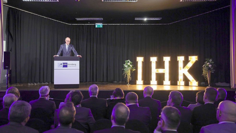 Die 500 Gäste der IHK Arnsberg nahmen die Rede des Sauerländers Merz wohlwollend auf. Foto: Christoph Reichwein/dpa