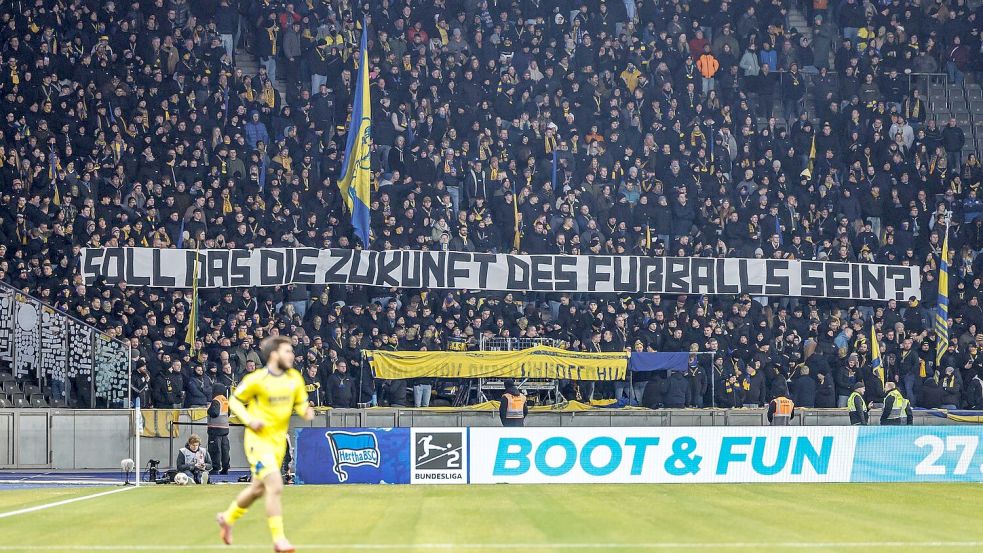 Fans von Eintracht Braunschweig haben protestiert. Foto: Andreas Gora