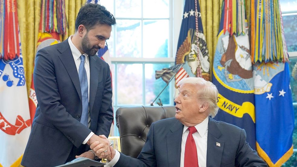 Ein Handschlag zwischen politischen Gegnern: Mamdani und Trump verstanden sich vor laufenden Kameras erstaunlich gut. Foto: Evan Vucci/AP/dpa