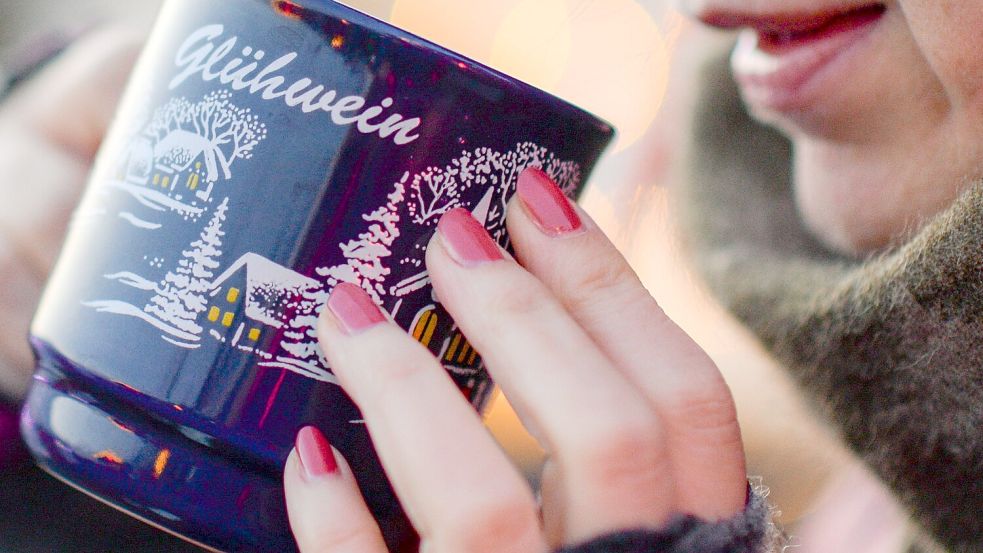 Zum Besuch auf dem Weihnachtsmarkt gehört er für viele dazu: Der Glühwein - gerne mit Schuss - scheint ideal zum Aufwärmen, doch der Effekt ist nur kurzzeitig und trügerisch. (Symbolbild) Foto: Jens Kalaene