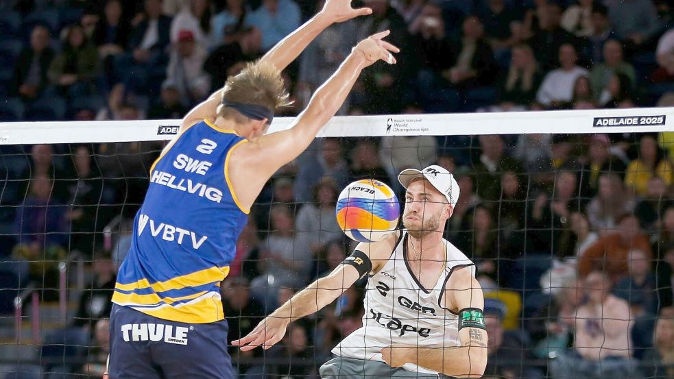 Der Schwede Jonatan Hellvig blockt Clemens Wickler (r) im WM-Halbfinale. Foto: Matt Turner/AAP/dpa