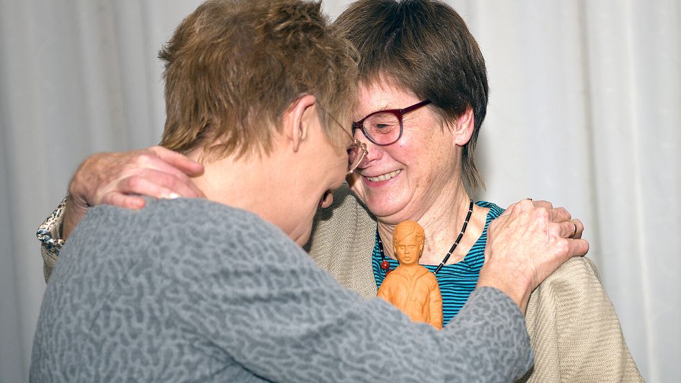 Marina Bohlen (links) ist mit dem Keerlke-Preis ausgezeichnet worden. Ihre langjährige Freundin Angelika Seidel überreichte ihr den Preis. Foto: Melchert Stromann