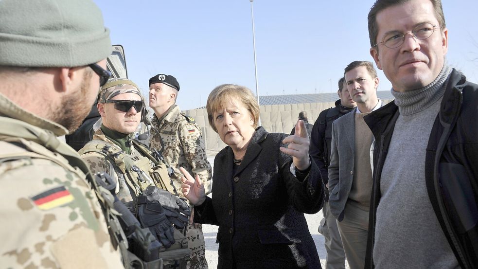 Unter CDU-Kanzlerin Angela Merkel und Verteidigungsminister Karl-Theodor zu Guttenberg (CSU) begann vor 15 Jahren die Schrumpfkus der Bundeswehr. Foto: dpa/Bundesregierung/Steffen Kugler