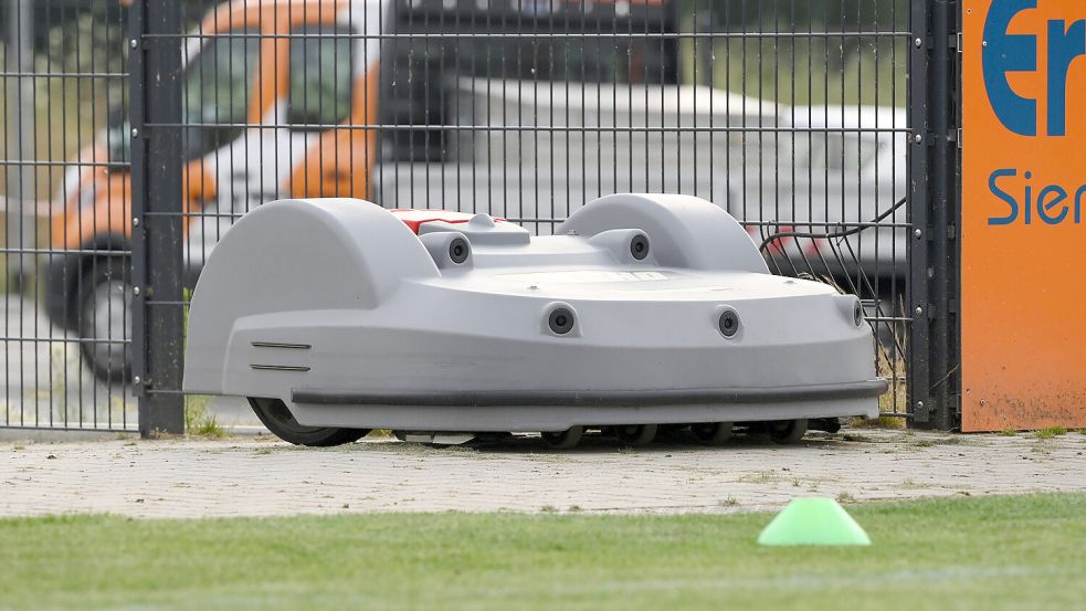 Eigentlich sollen solche Grossflächenmähroboter Fußballplätze bespielbar machen: In Aurich hat nun jedoch ein Mähroboter ein ganzes Spielfeld stillgelegt. Foto: IMAGO/Team 2