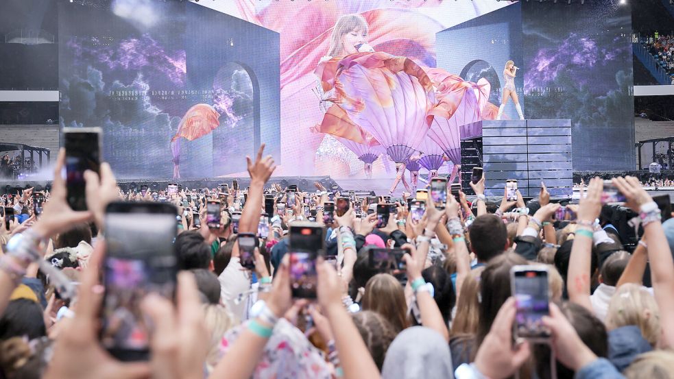Ihre Fans vergöttern sie wie eine Heilige, recken die Handys in die Höhe, wenn sie auftritt: Taylor Swift. Die Sängerin vereint Menschen, wie es früher Religionen getan haben. Foto: dpa/Christian Charisius