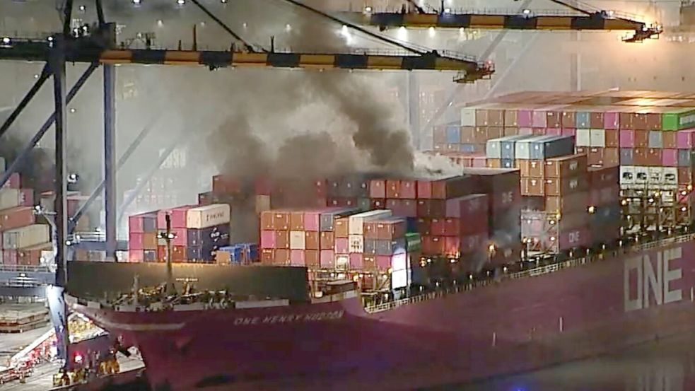 Am Freitagabend war das Feuer auf dem im Hafen von LA angedockten Schiff ausgebrochen, auch Container mit Gefahrstoffen brennen. Foto: Uncredited/ABC7/dpa
