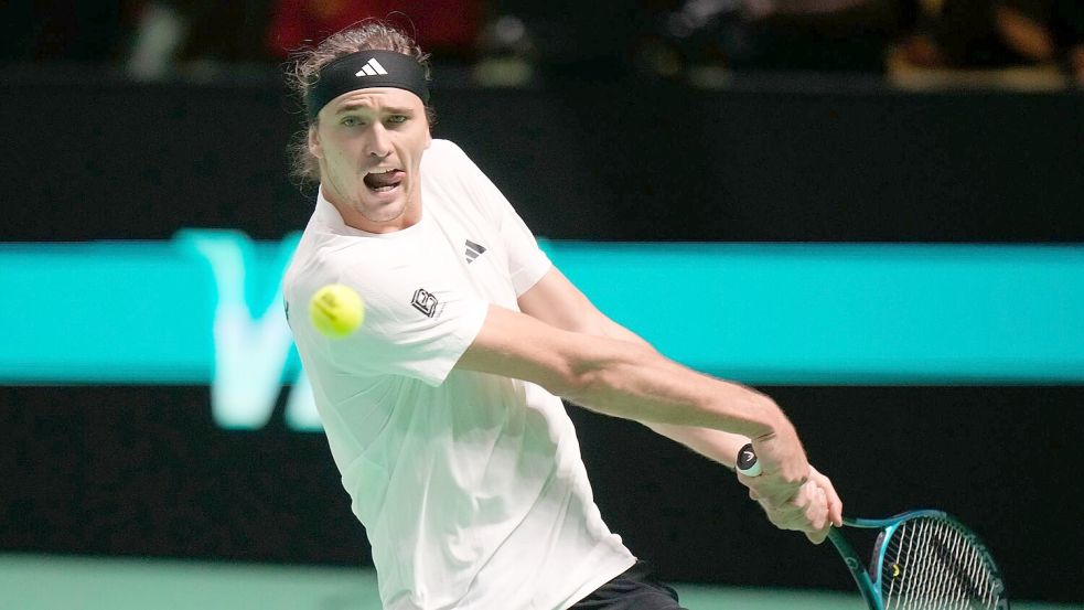 Volle Konzentration auf den Ball und den Schlag: Alexander Zverev Foto: Luca Bruno/AP/dpa