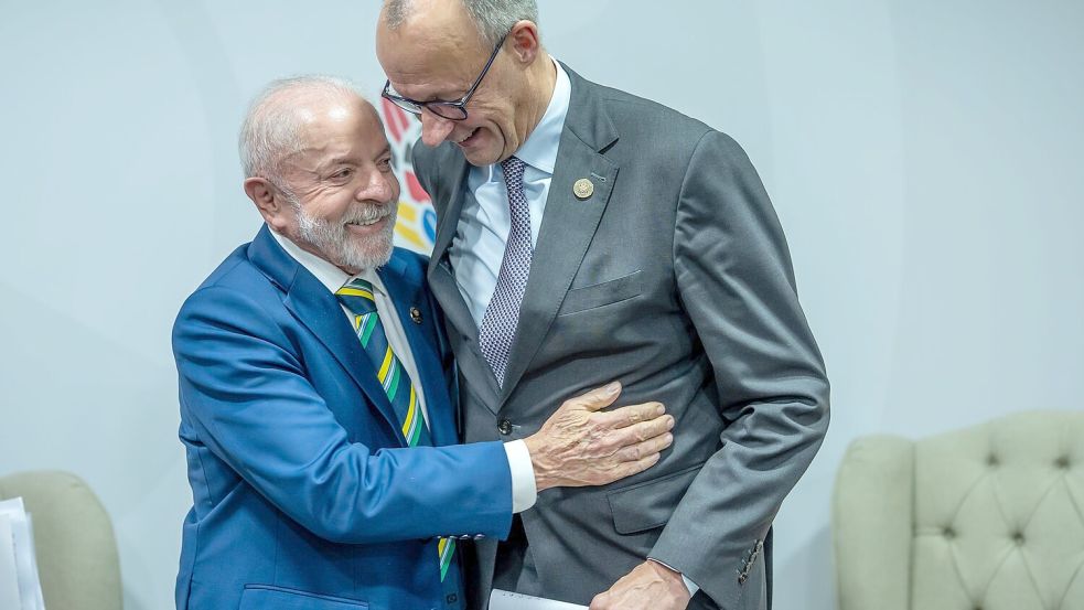 Das sieht schon fast so aus, als würden Merz und Lula miteinander tanzen. Foto: Michael Kappeler/dpa-pool/dpa